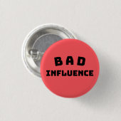 Bad Influence Funny Red Button – Bold Typography (Voorkant /achterkant)