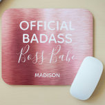Badass officiel Boss Babe Rose métallique Nom Or<br><div class="desc">Ce design moderne présente un arrière - plan en or rose métallique brossé de luxe avec le texte "Official Badass Boss Babe" dans la typographie moderne personnalisée avec votre nom ci-dessous. Personnalisez en éditant le texte dans la zone de texte fournie #mousepads #electronics #computer #accessoires informatiques #cadeaux #cadeaux #cadeaux #personnalisés...</div>