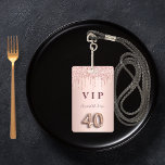Badge 40e anniversaire rose parties scintillant or goutt<br><div class="desc">Un badge moderne, élégant et glamour pour une fête de 40e anniversaire. Un faux rose or à l'apparence métallique arrière - plan avec une élégante parties scintillant d'or faux rose goutte à goutte, peinture goutte à goutte. Le nom est écrit avec un rose moderne de couleur or foncé à la...</div>