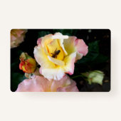 Badge Abeille sur roses rose jaune Fleurs (Dos)