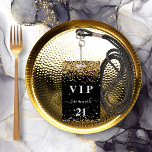 Badge Anniversaire noir or parties scintillant poussière<br><div class="desc">Un badge moderne, élégant et glamour pour une fête d'anniversaire de 21e (ou tout âge). Un badge moderne, élégant et glamour pour une fête d'anniversaire de 21e (ou tout âge). Un arrière - plan noir avec de la poussière de parties scintillant en faux or. Avec le texte : VIP. Personnalisez...</div>