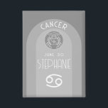 Badge Anniversaire Personnalisé Zodiac Cancer - Design m<br><div class="desc">Personnalisez ce bouton avec une date de naissance et un nom. Un design personnalisé avec le signe zodiaque - Cancer - plus traits de personnalité, information et constellation. Une couleur argentée apaisante - associée au cancer est le design principal derrière tous les détails du zodiaque. Un grand cadeau pour un...</div>