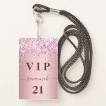 Badge Anniversaire rose pâle parties scintillant nom de<br><div class="desc">Un badge moderne, élégant et glamour pour une fête d'anniversaire de 21e (ou tout âge). Un arrière - plan de dégradé rose vif avec une fausse poussière de parties scintillant. Avec le texte : VIP. Personnalisez et ajoutez un nom, un âge, des détails de la fête au dos. Le nom...</div>