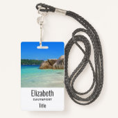 Badge Belle mer tropicale avec une plage rocheuse (Derrière avec lanière)