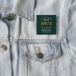 Badge Carré 5 Cm 50e anniversaire 1971 Gold vert pour sa personnali<br><div class="desc">Un design classique personnalisé pour cette célébration d'anniversaire pour une femme spéciale née en 1971. Ajoutez le nom à ce style rétro vintage, blanc et or design pour un cadeau d'anniversaire personnalisé. Modifiez facilement le nom et l'année avec le modèle fourni. Un merveilleux cadeau d'anniversaire personnalisé. Plus de cadeaux et...</div>