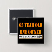 Badge Carré 5 Cm 65 ans, un propriétaire - les pièces des besoins, (Devant & derrière)