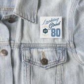 Badge Carré 5 Cm 80e anniversaire à l'air bon (En situation)