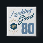 Badge Carré 5 Cm 80e anniversaire à l'air bon<br><div class="desc">Une idée de cadeau d'anniversaire amusante et simple pour les femmes qui savent qu'elles ont l'air bien!</div>