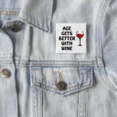 Badge Carré 5 Cm Age Gets Better With Wine (En situation)