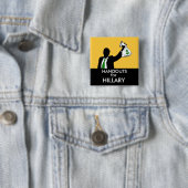 Badge Carré 5 Cm Aides pour Hillary (En situation)