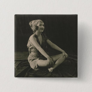 Badge Carré 5 Cm Aimer une pauvre fille assise les jambes croisées