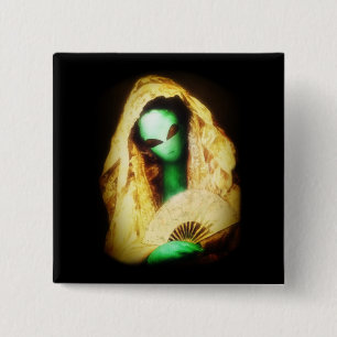 Badge Carré 5 Cm Alien portant une dentelle