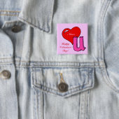 BADGE CARRÉ 5 CM AMOUR U (En situation)
