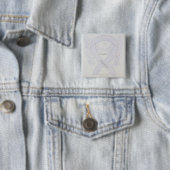 Badge Carré 5 Cm Angle de sensibilisation à l'adoption Ruban blanc  (En situation)