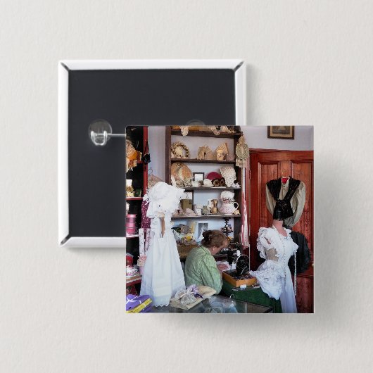 BADGE CARRÉ 5 CM ANGLETERRE VICTORIENNE (Devant & derrière)