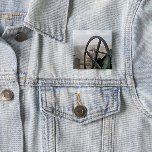 BADGE CARRÉ 5 CM ANGLETERRE VICTORIENNE (En situation)