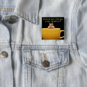 Badge Carré 5 Cm Apportez-moi plus de café… (En situation)