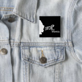 Badge Carré 5 Cm Arrêtez la folie (En situation)