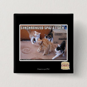 Badge Carré 5 Cm Attaque de Sychronized Spaz