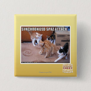 Badge Carré 5 Cm Attaque de Sychronized Spaz