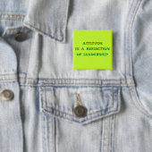 BADGE CARRÉ 5 CM ATTITUDE (En situation)