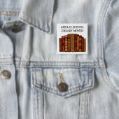 Badge Carré 5 Cm Avril est le mois de la bibliothèque scolaire (En situation)