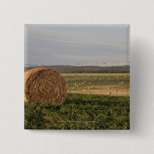 Badge Carré 5 Cm Balles de foin dans un domaine avec des montagnes