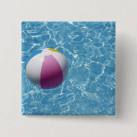Ballon de plage dans la piscine