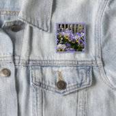 Badge Carré 5 Cm Barrière de bleus de pensée (En situation)
