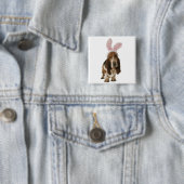 Badge Carré 5 Cm Basset hound avec des oreilles de lapin (En situation)