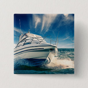 Badge Carré 5 Cm Bateau de puissance entrant dans le port de