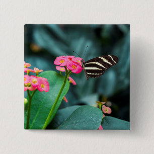 Badge Carré 5 Cm Beau papillon sur une fleur rose