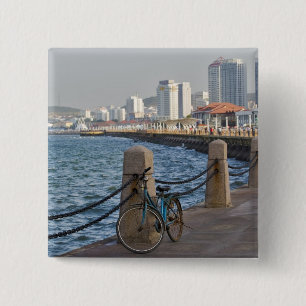 Badge Carré 5 Cm Bicyclette au bord de l'eau avec la skyline de la