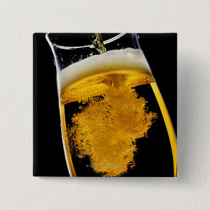 Badge Carré 5 Cm Bière versé dans le verre, tir de studio