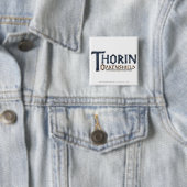 Badge Carré 5 Cm Bleu du logo THORIN OAKENSHIELD™ (En situation)