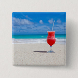 Badge Carré 5 Cm Boisson de fraises rouges sur la plage de sable