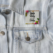 Badge Carré 5 Cm Bouton 30 Flirty (En situation)