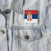 Badge Carré 5 Cm Bouton avec drapeau de la Serbie (En situation)