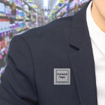 Badge Carré 5 Cm Bouton Carré gris Nom commercial et logo<br><div class="desc">Bouton carré que vous pouvez customiser pour mettre votre nom d'entreprise et logo. Vous pouvez utiliser ce bouton comme accessoire uniforme de votre personnel. Vous pouvez également l'utiliser comme accessoire d'emballage. Vous pouvez également l'inclure dans vos documents de marketing pour faire de la publicité pour votre entreprise ou pour promouvoir...</div>