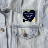 Badge Carré 5 Cm Bouton d'amour - Adiela Akoo (En situation)