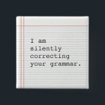 Badge Carré 5 Cm Bouton de correction de grammaire, papier carnet p<br><div class="desc">Bouton personnalisé amusant sur papier carnet. Je corrige silencieusement votre grammaire. Un grand cadeau pour l'enseignant ou cette grammaire spéciale nerd dans votre vie.</div>
