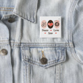 Badge Carré 5 Cm Bouton de couture Peace Love (En situation)
