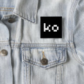 Badge Carré 5 Cm Bouton de KO (En situation)