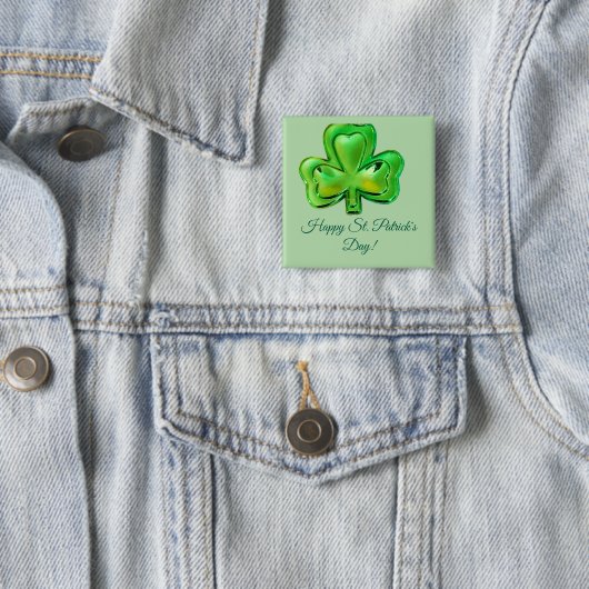 Badge Carré 5 Cm Bouton de la Saint-Patrick Trèfle (En situation)