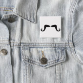 Badge Carré 5 Cm Bouton de moustache (En situation)