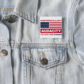 Badge Carré 5 Cm Bouton de #NEVERHILLARY (En situation)