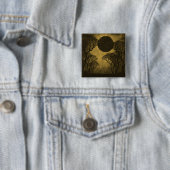 Badge Carré 5 Cm Bouton Eclipse de Forêt foncée dorée (En situation)