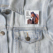 Badge Carré 5 Cm Bouton Enregistrer nos chevaux sauvages (En situation)