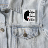 Badge Carré 5 Cm Bouton Inspirationnel Elle Est Carré (En situation)