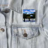 Badge Carré 5 Cm Bouton Je crois (En situation)